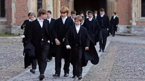 校服承擔育人功能，但為何中國校服卻承擔管理功能？