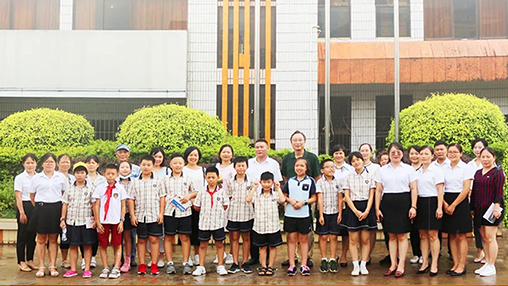 《南國早報(bào)》小記者團(tuán)走進(jìn)百裕集團(tuán)生產(chǎn)中心，探訪“學(xué)生裝”奧秘